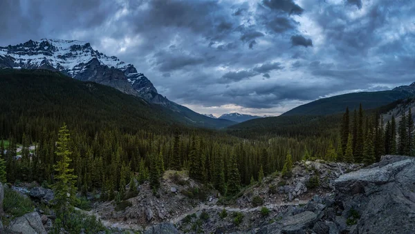 Paesaggio canadese di montagna rocciosa — Foto Stock