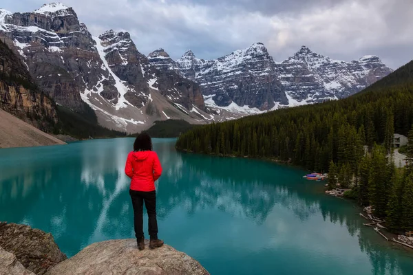 Aventura Chica está mirando a un hermoso icónico canadiense Rocky Mountain Landscape —  Fotos de Stock