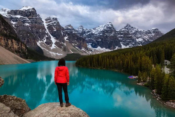 Adventure Girl is looking at a beautiful Iconic Canadian Rocky Mountain Landscape — Stock Photo, Image