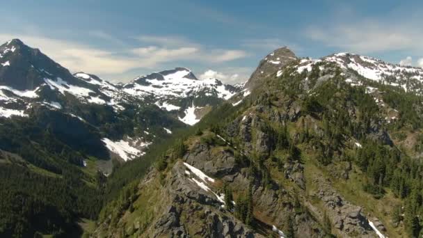 Letecký pohled na kanadskou horskou krajinu během zářivého slunečného dne — Stock video