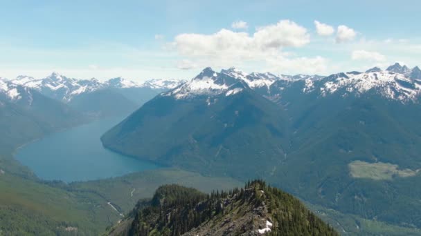 Vista aérea del paisaje montañoso canadiense durante un día soleado vibrante — Vídeo de stock