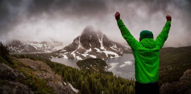 Maceracı Adam, Iconic Canadian Rocky Dağı 'nın Güzel Panoramik Manzarasıyla Birleşti
