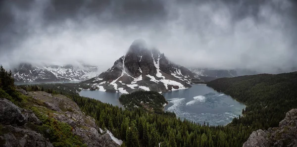 カナダの象徴的なロッキー山脈の風景の美しいパノラマビュー — ストック写真