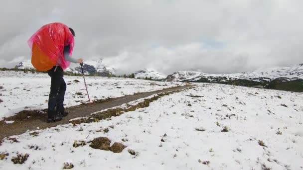 Bulutlu bir günde Kanada Kayalıklarında Kadın Sırt Çantası Yürüyüşü — Stok video