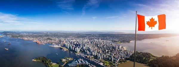 Downtown Vancouver, Colúmbia Britânica, Canadá. Sobreposição da bandeira nacional canadense . — Fotografia de Stock