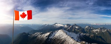 Kanada Ulusal Bayrak Kaplaması. Güzel Kanada Dağ Manzarası Havadan Panoramik Görünümü