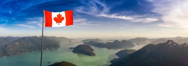 Bandera Nacional Canadiense. Vista panorámica aérea del hermoso paisaje de montaña canadiense — Foto de Stock