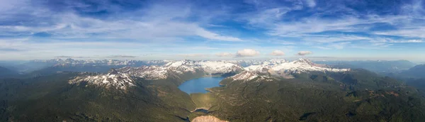 Letecký panoramatický pohled na Garibaldi obklopen krásnou kanadskou horskou krajinou — Stock fotografie