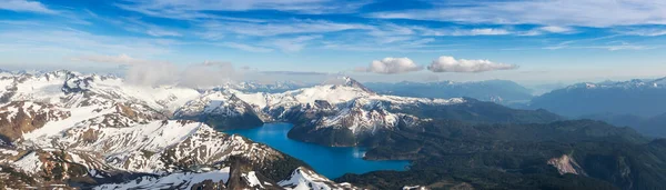 Vista aérea de Garibaldi rodeada de hermoso paisaje de montaña canadiense — Foto de Stock