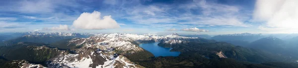 Vista aérea de Garibaldi cercada por belas paisagens montanhosas canadenses — Fotografia de Stock