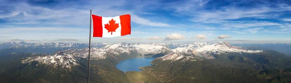 Kanadyjska nakładka flagi narodowej. Panoramiczny widok z lotu ptaka Garibaldi otoczony piękną kanadyjską górą — Zdjęcie stockowe