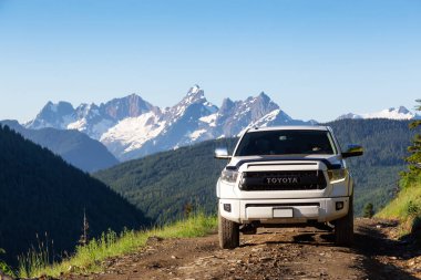Toyota Tacoma dağlardaki 4x4 Offroad Patikalarında