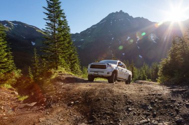 Toyota Tacoma dağlardaki 4x4 Offroad Patikalarında