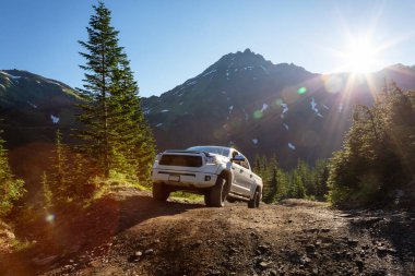 Toyota Tacoma dağlardaki 4x4 Offroad Patikalarında