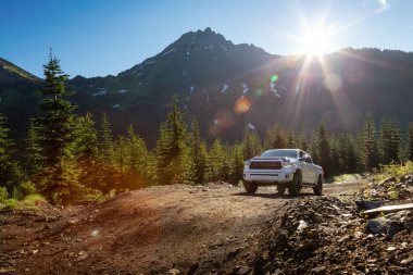 Toyota Tacoma dağlardaki 4x4 Offroad Patikalarında