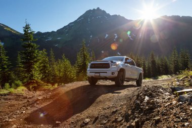 Toyota Tacoma dağlardaki 4x4 Offroad Patikalarında