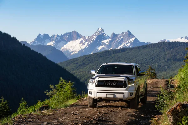 Toyota Tacoma montando en los senderos todoterreno 4x4 en las montañas —  Fotos de Stock