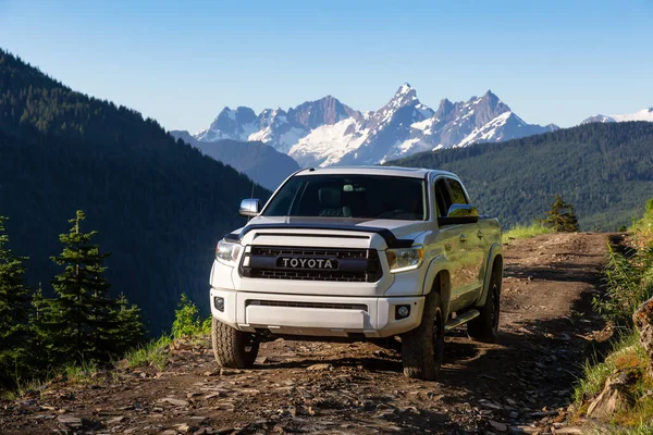 Toyota Tacoma na 4x4 Offroad Trails w górach — Zdjęcie stockowe