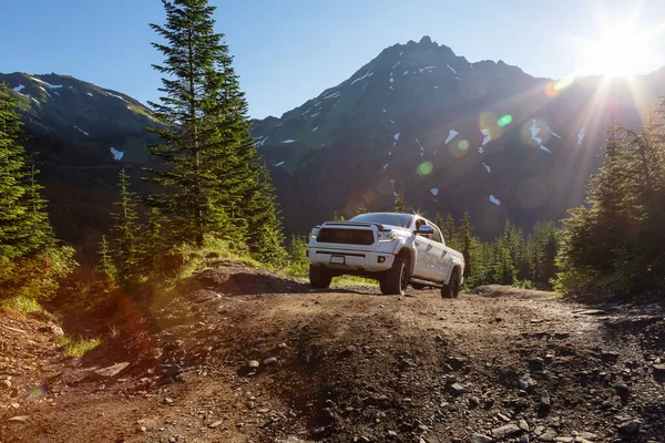 Toyota Tacoma едет по бездорожью 4x4 в горах — стоковое фото
