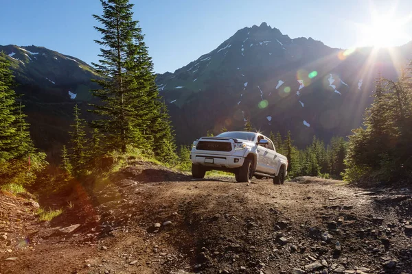 Toyota Tacoma cavalgando nas trilhas 4x4 Offroad nas montanhas — Fotografia de Stock