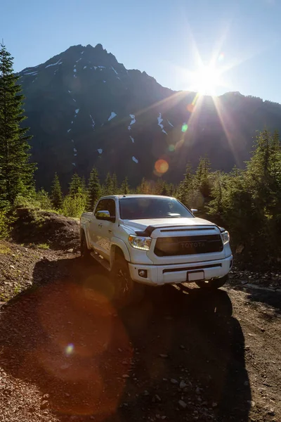 Toyota Tacoma едет по бездорожью 4x4 в горах — стоковое фото