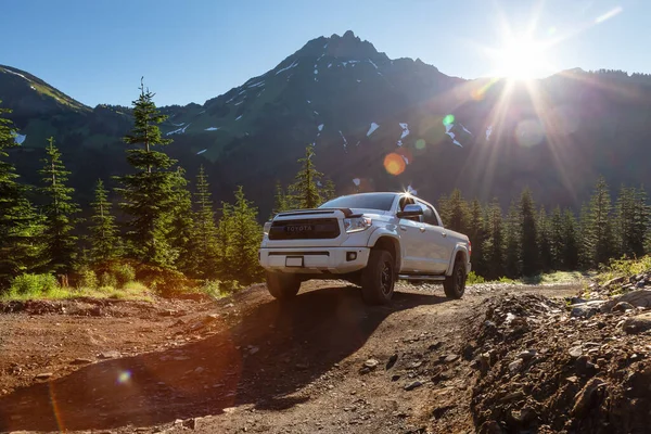Toyota Tacoma sur les sentiers 4x4 Offroad dans les montagnes — Photo