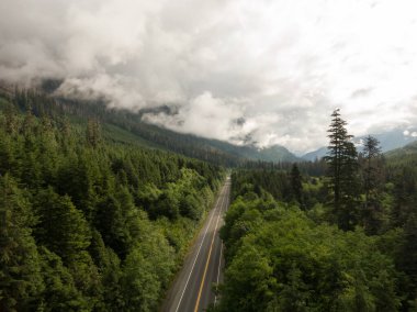 Güneşli ve bulutlu bir sabahta Kanada Dağ Manzarası ile çevrili bir Manzaranın Hava Manzarası.