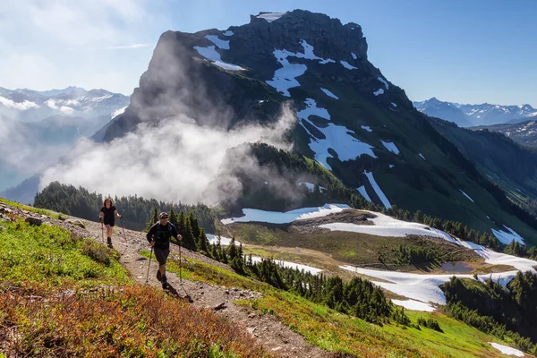 カナダの山の風景でのハイキング — ストック写真