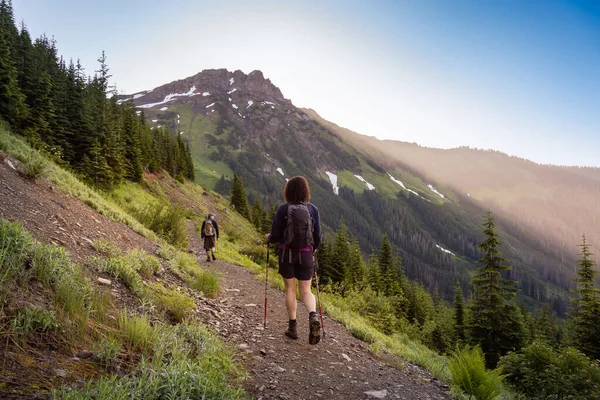 Senderismo en el paisaje de montaña canadiense — Foto de Stock