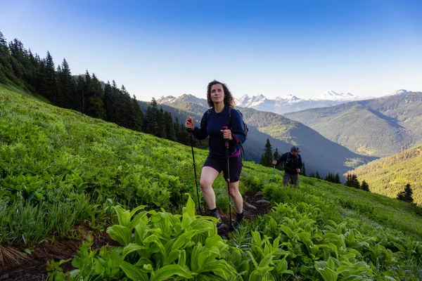 Senderismo en el paisaje de montaña canadiense — Foto de Stock