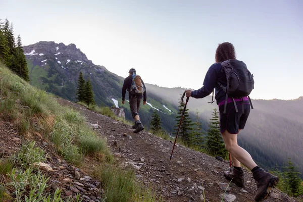 Senderismo en el paisaje de montaña canadiense — Foto de Stock