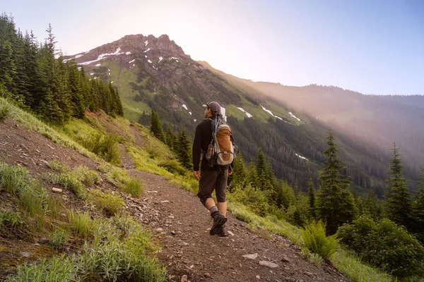 Caminhadas na paisagem montanhosa canadense — Fotografia de Stock