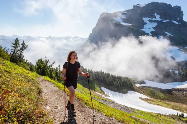 캐나다 산속을 걷는 소녀 — 스톡 사진