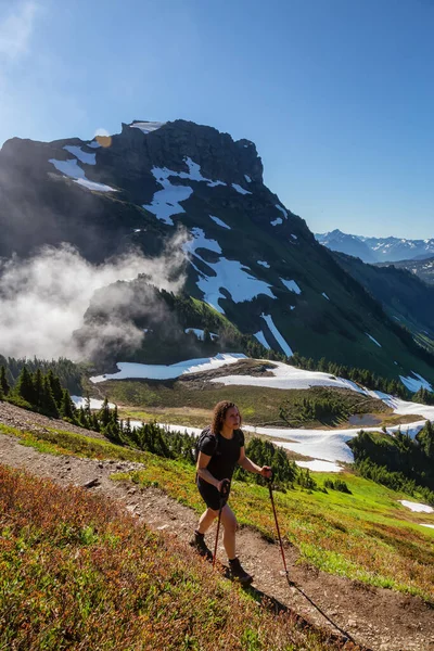 캐나다 산속을 걷는 소녀 — 스톡 사진