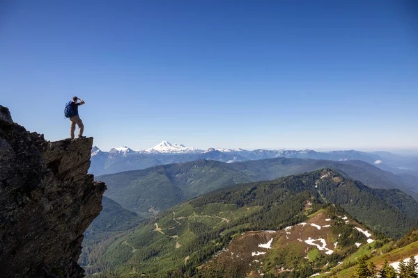 캐나다의 풍경을 보고 있는 클리프의 가장자리에 있는 사람 — 스톡 사진