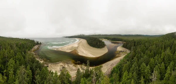 Aerial View of a Sandy Beach with Waves coming from the Ocean. — Stock Photo, Image