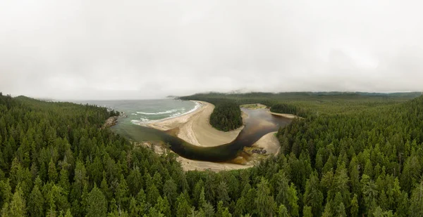 Aerial View of a Sandy Beach with Waves coming from the Ocean. — Stock Photo, Image