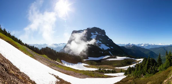 カナダの山の風景の美しいパノラマビュー — ストック写真