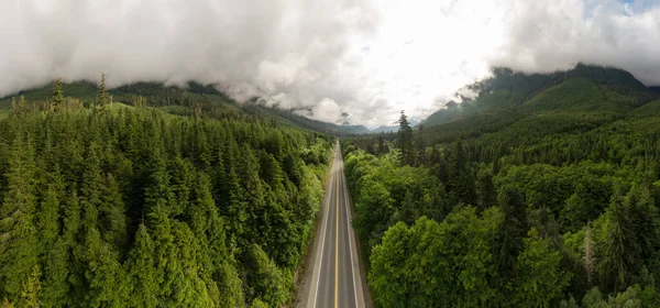 カナダの山の風景に囲まれた風光明媚な高速道路の空中パノラマビュー — ストック写真