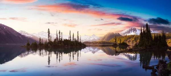 Lago Garibaldi durante una colorata alba mattutina. — Foto Stock