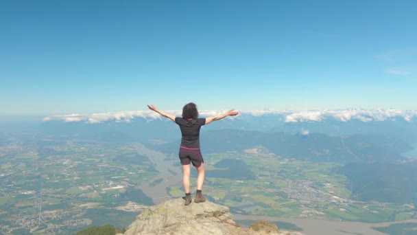 Mädchen beim Wandern in den kanadischen Bergen — Stockvideo
