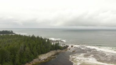 Okyanustan gelen dalgalarla kumsal manzarası..