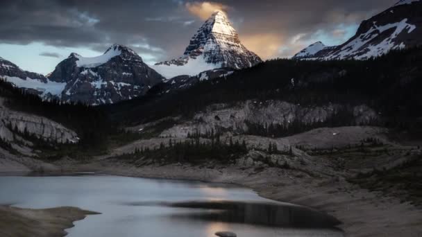 Paisaje icónico de montaña rocosa canadiense — Vídeo de stock