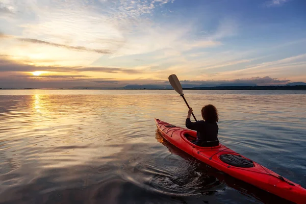 Kajakken tijdens een kleurrijke zonsondergang — Stockfoto