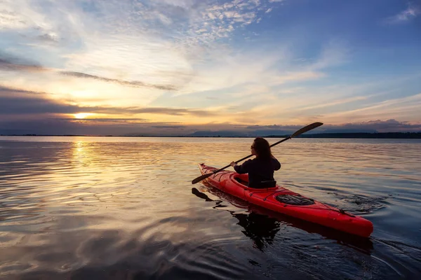 Kayak pendant un coucher de soleil coloré — Photo