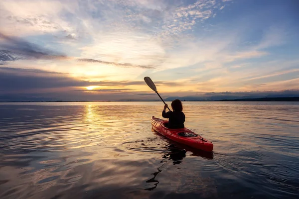 Renkli bir günbatımında kanoya binmek — Stok fotoğraf