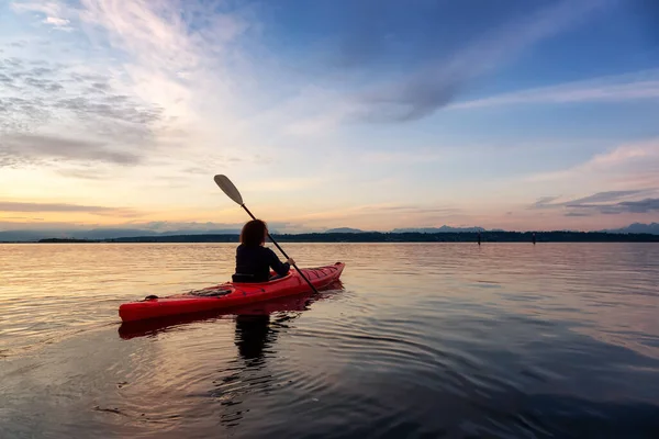 Kayak pendant un coucher de soleil coloré — Photo