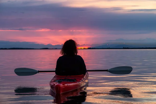 Кейкінг під час барвистого заходу сонця — стокове фото