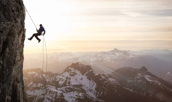 Epische abenteuerliche Extremsportart Composite des Abseilens beim Klettern — Stockfoto