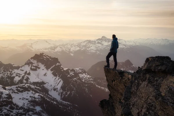 Composto de aventura de fantasia com um homem no topo de um penhasco da montanha — Fotografia de Stock